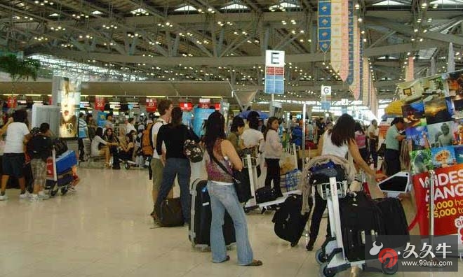 泰国机场工作人员辱骂中国女游客