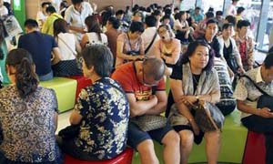泰国机场工作人员辱骂中国女游客 追骂引游客哄堂大笑