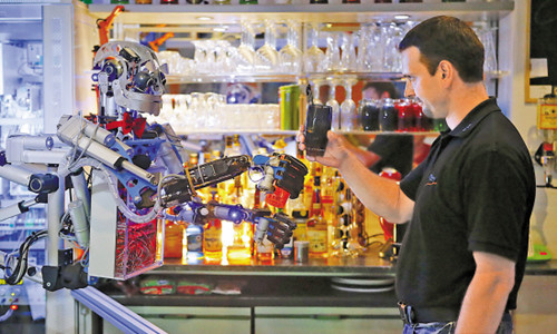 一部由谷歌助手所驱动的机器人酒保     会调酒会陪聊天
