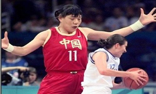 比姚明更高的女人郑海霞        中国篮坛著名“女巨人”