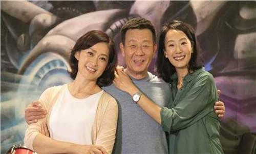 香港明星寇世勋有两个老婆          网友：一夫一妻是神圣不可侵犯的