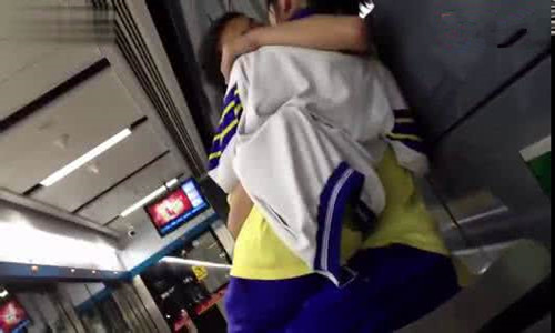 中学生在地铁亲热的视频被发布     穿着校服做出不雅动作