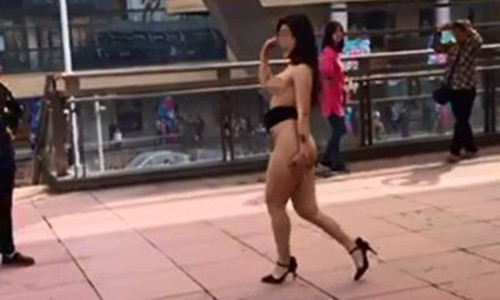 女子步行街裸舞      是裸体艺术还是精神问题？